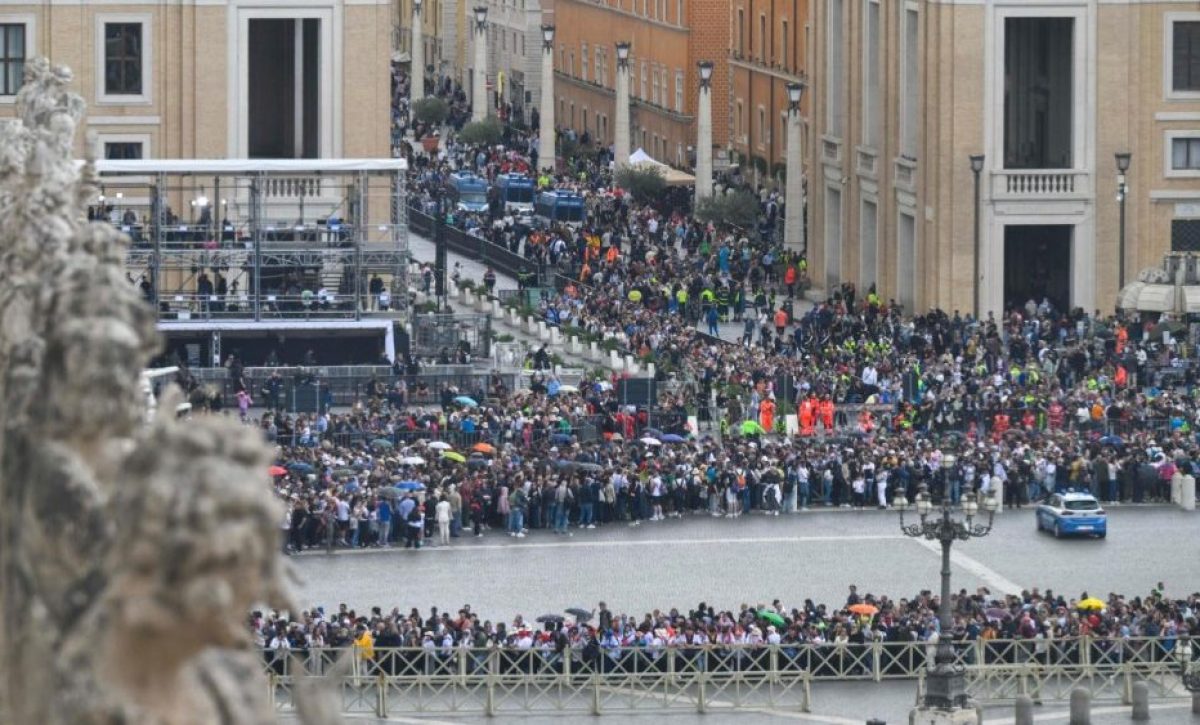 Concluye la capilla ardiente del papa Francisco tras recibir a miles de fieles