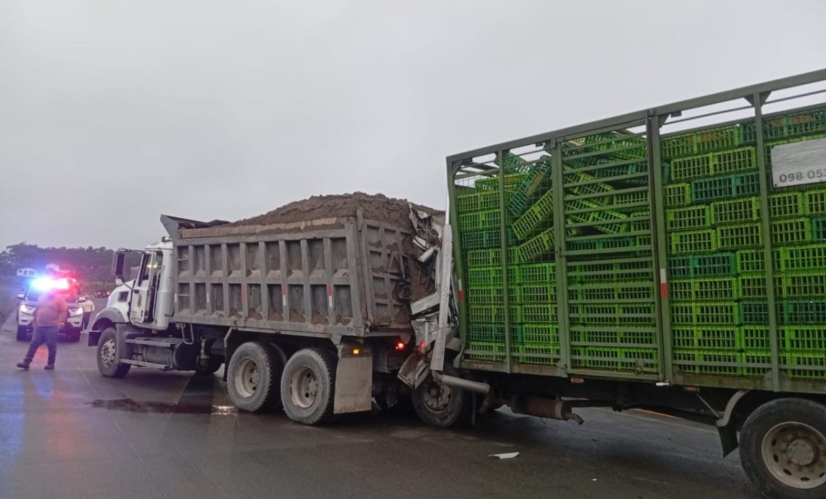 Conductor fallece tras accidente entre camión y volqueta en la vía La Concordia – Santo Domingo