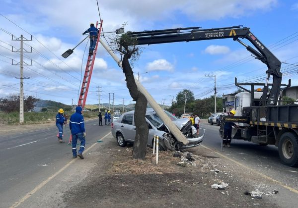 Conductor se estrella contra poste en la vía Portoviejo - Manta; no hubo heridos en este accidente de tránsito