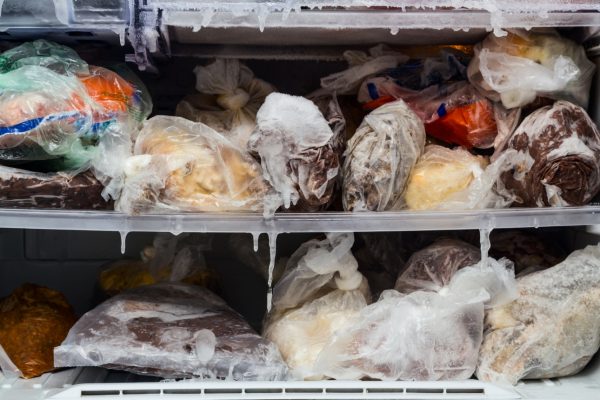 ¿Congelar alimentos realmente mata las bacterias de los alimentos? Esto dice una experta en alimentos