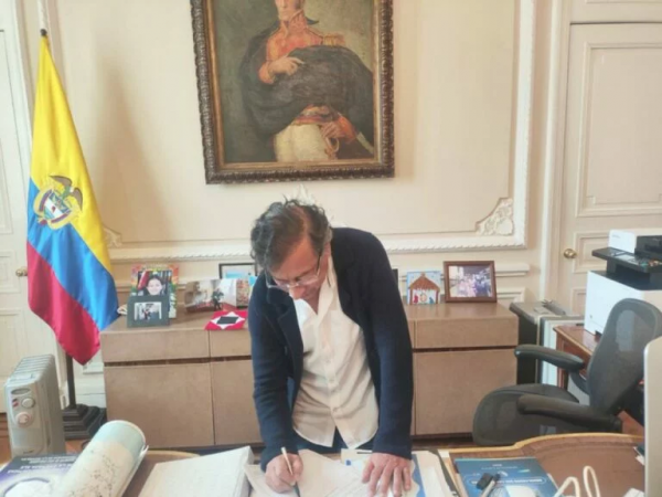 Congreso de Colombia da luz verde a reforma laboral y Petro anuncia cambios constitucionales