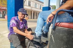 ¡Conoce a Don Calixto, el lustrabotas de 70 Años que inspira a Portoviejo!