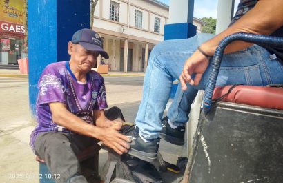 ¡Conoce a Don Calixto, el lustrabotas de 70 Años que inspira a Portoviejo!