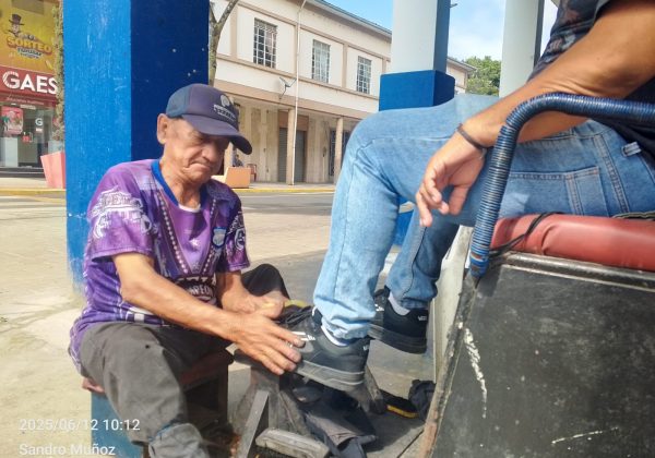 ¡Conoce a Don Calixto, el lustrabotas de 70 Años que inspira a Portoviejo!