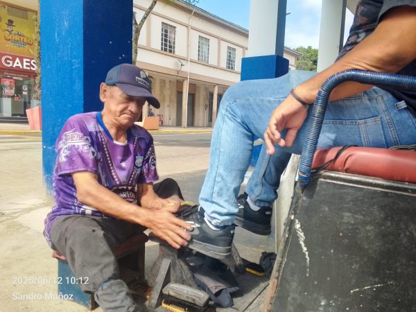 ¡Conoce a Don Calixto, el lustrabotas de 70 Años que inspira a Portoviejo!