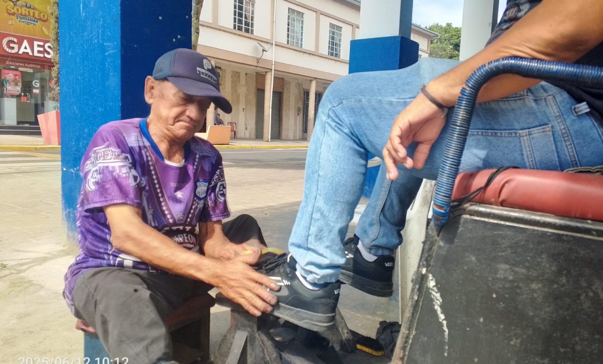 ¡Conoce a Don Calixto, el lustrabotas de 70 Años que inspira a Portoviejo!