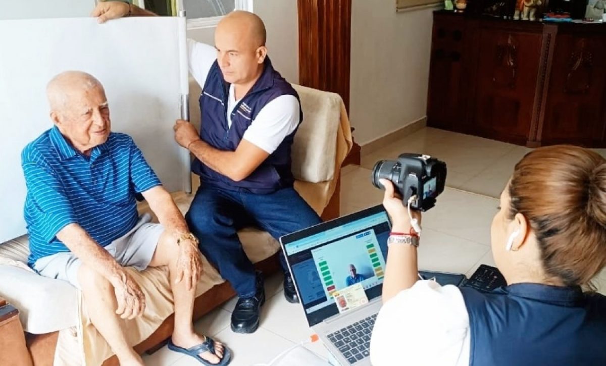 Conoce la emotiva historia de don Félix El Registro Civil le llevó la identidad a casa a ciudadano de 99 años en Portoviejo