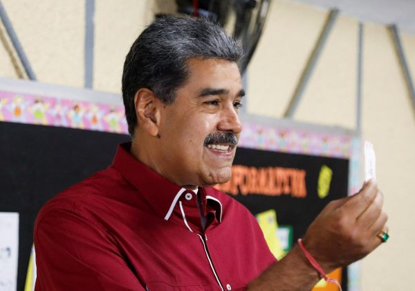 Consejo Nacional Electoral confirma amplia victoria del chavismo en comicios parlamentarios.