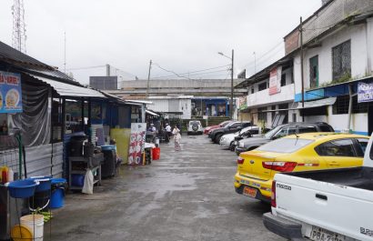 Construcción de edificio de parqueaderos en Santo Domingo genera conflicto con comerciantes
