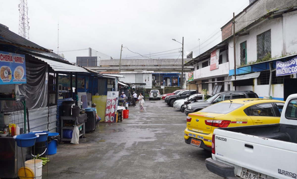 Construcción de edificio de parqueaderos en Santo Domingo genera conflicto con comerciantes