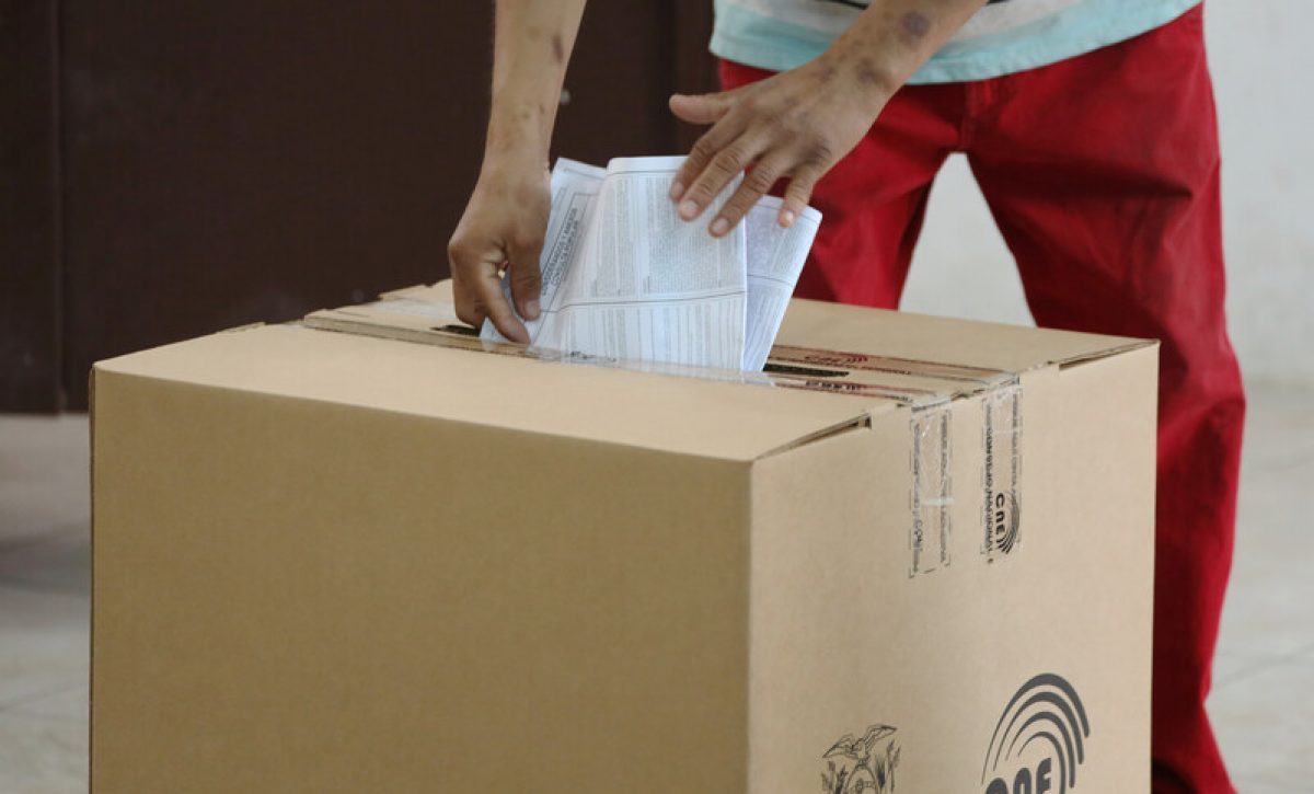 Consulta popular Ecuador 4 preguntas aprobadas y 7 a la espera del visto bueno de la Corte Constitucional.