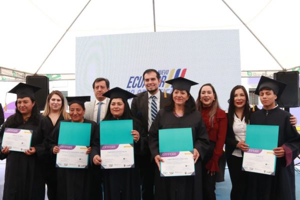 Convenio MIES-UMET capacita a 55 personas para el autoempleo en La Ferroviaria en Quito
