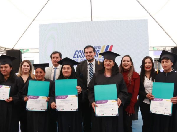 Convenio MIES-UMET capacita a 55 personas para el autoempleo en La Ferroviaria en Quito