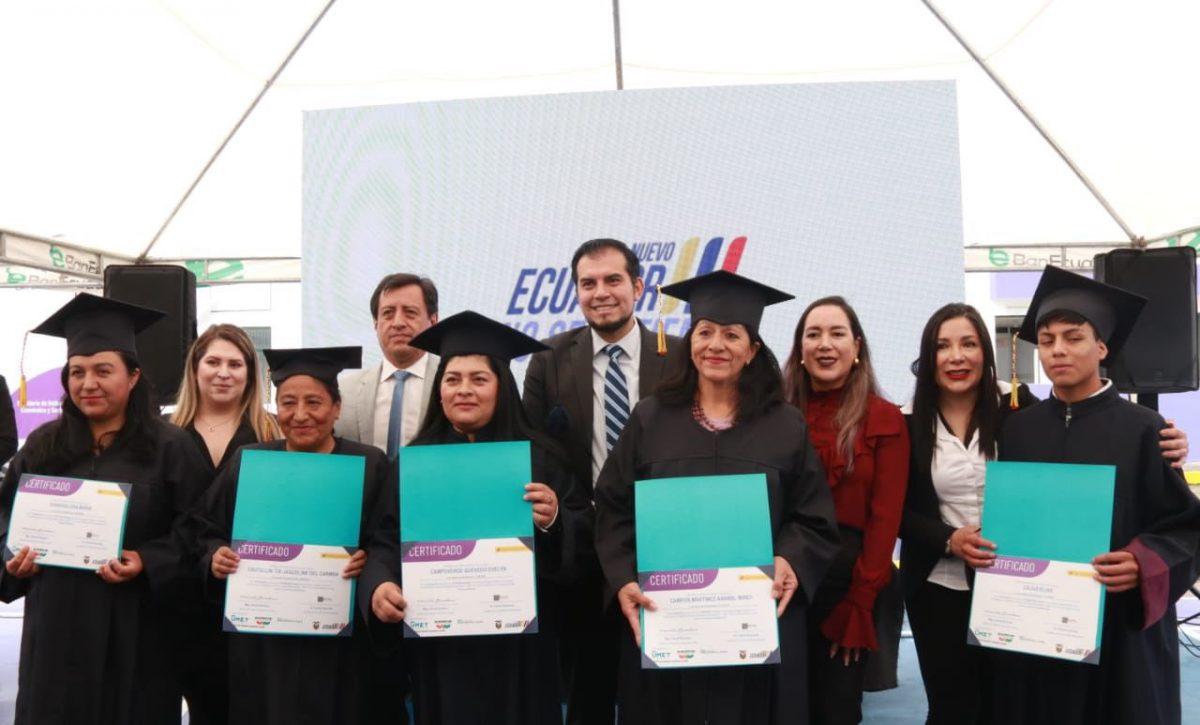 Convenio MIES-UMET capacita a 55 personas para el autoempleo en La Ferroviaria en Quito