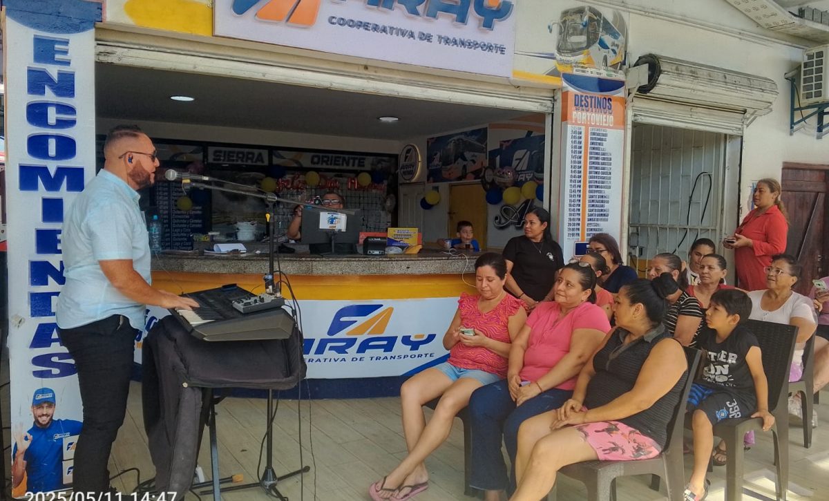Cooperativa Carlos Alberto Aray homenajea a madres en Portoviejo por segundo año
