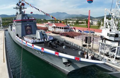 Corea del Norte inaugura su nuevo destructor tras el fallo de la botadura hace 23 días y anuncia la construcción de otros dos buques.