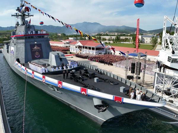 Corea del Norte inaugura su nuevo destructor tras el fallo de la botadura hace 23 días y anuncia la construcción de otros dos buques.