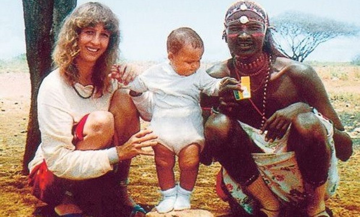 Corinne Hofmann, una suiza de 26 años, cambió radicalmente su vida en 1986 al mudarse a Kenia para vivir con un guerrero Samburú de la tribu Masia.