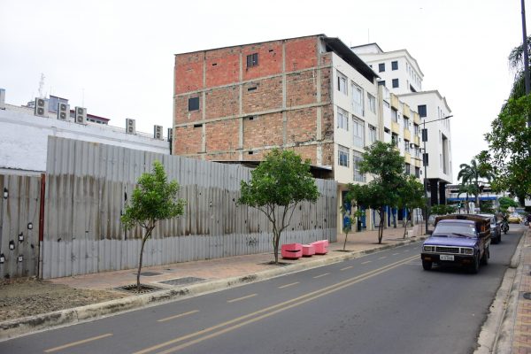 El terreno donde estaba ubicada la  Casa Metalli, queda en la calle Chile entre 10 de Agosto y Córdova.