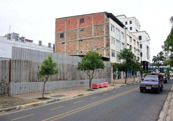 El terreno donde estaba ubicada la  Casa Metalli, queda en la calle Chile entre 10 de Agosto y Córdova.