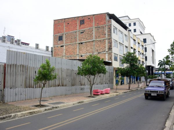 El terreno donde estaba ubicada la  Casa Metalli, queda en la calle Chile entre 10 de Agosto y Córdova.