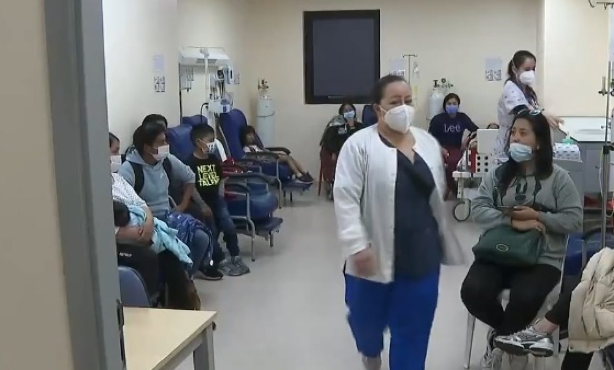 Covid vuelve a preocupar en Ecuador: médicos confirman repunte de casos en jóvenes y adultos mayores