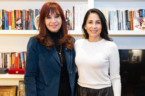 Cristina fernández denuncia un operativo policial ilegal en su casa y acusa a Bullrich de provocación
