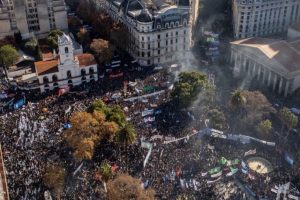 Cristina Fernández recibe apoyo de miles en Plaza de Mayo durante protesta.