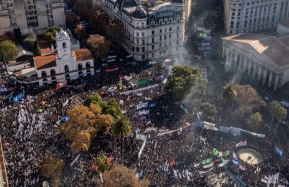 Cristina Fernández recibe apoyo de miles en Plaza de Mayo durante protesta.