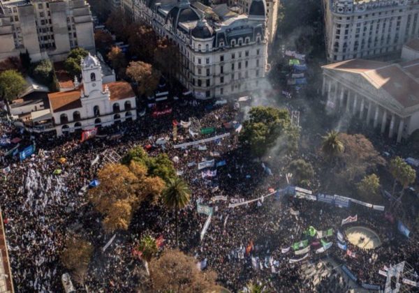 Cristina Fernández recibe apoyo de miles en Plaza de Mayo durante protesta.