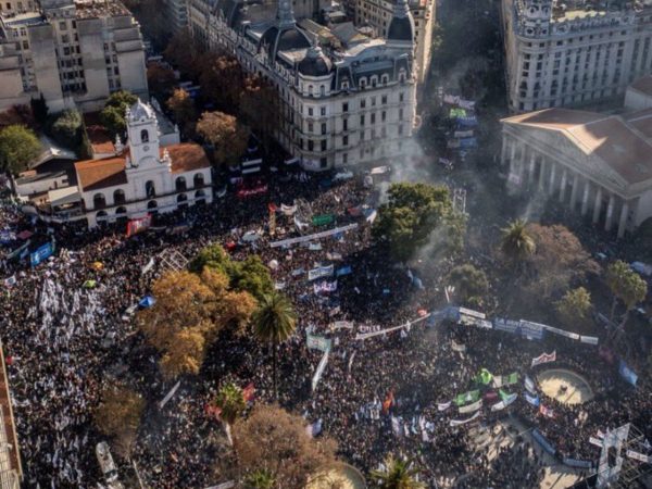 Cristina Fernández recibe apoyo de miles en Plaza de Mayo durante protesta.