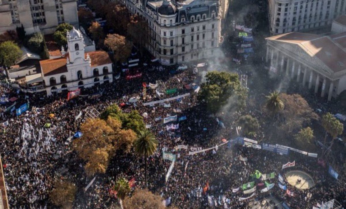 Cristina Fernández recibe apoyo de miles en Plaza de Mayo durante protesta.