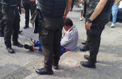 Cuatro delincuentes que se movilizaban en dos motocicletas asaltaron un vehículo blindado en la vía a Daule, en el norte de Guayaquil.