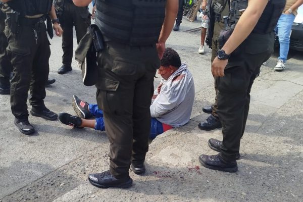 Cuatro delincuentes que se movilizaban en dos motocicletas asaltaron un vehículo blindado en la vía a Daule, en el norte de Guayaquil.