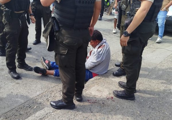 Cuatro delincuentes que se movilizaban en dos motocicletas asaltaron un vehículo blindado en la vía a Daule, en el norte de Guayaquil.