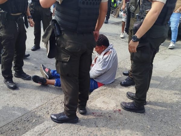 Cuatro delincuentes que se movilizaban en dos motocicletas asaltaron un vehículo blindado en la vía a Daule, en el norte de Guayaquil.