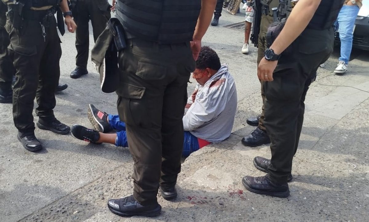Cuatro delincuentes que se movilizaban en dos motocicletas asaltaron un vehículo blindado en la vía a Daule, en el norte de Guayaquil.