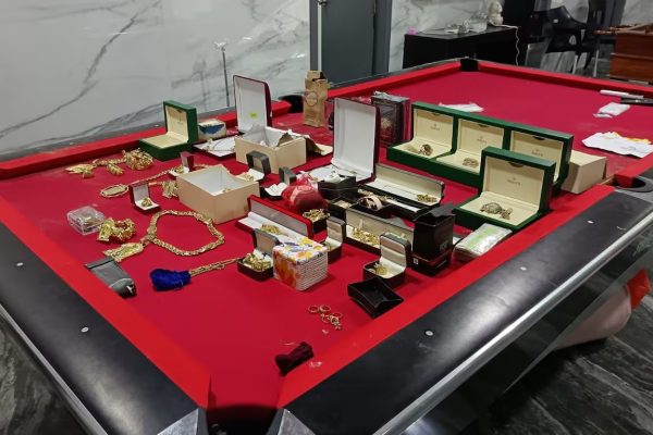 Cuatro relojes con un valor cercano a los 120 mil dólares se encontraron en la casa, donde se detuvo a José Adolfo Macías Villamar, alias Fito.