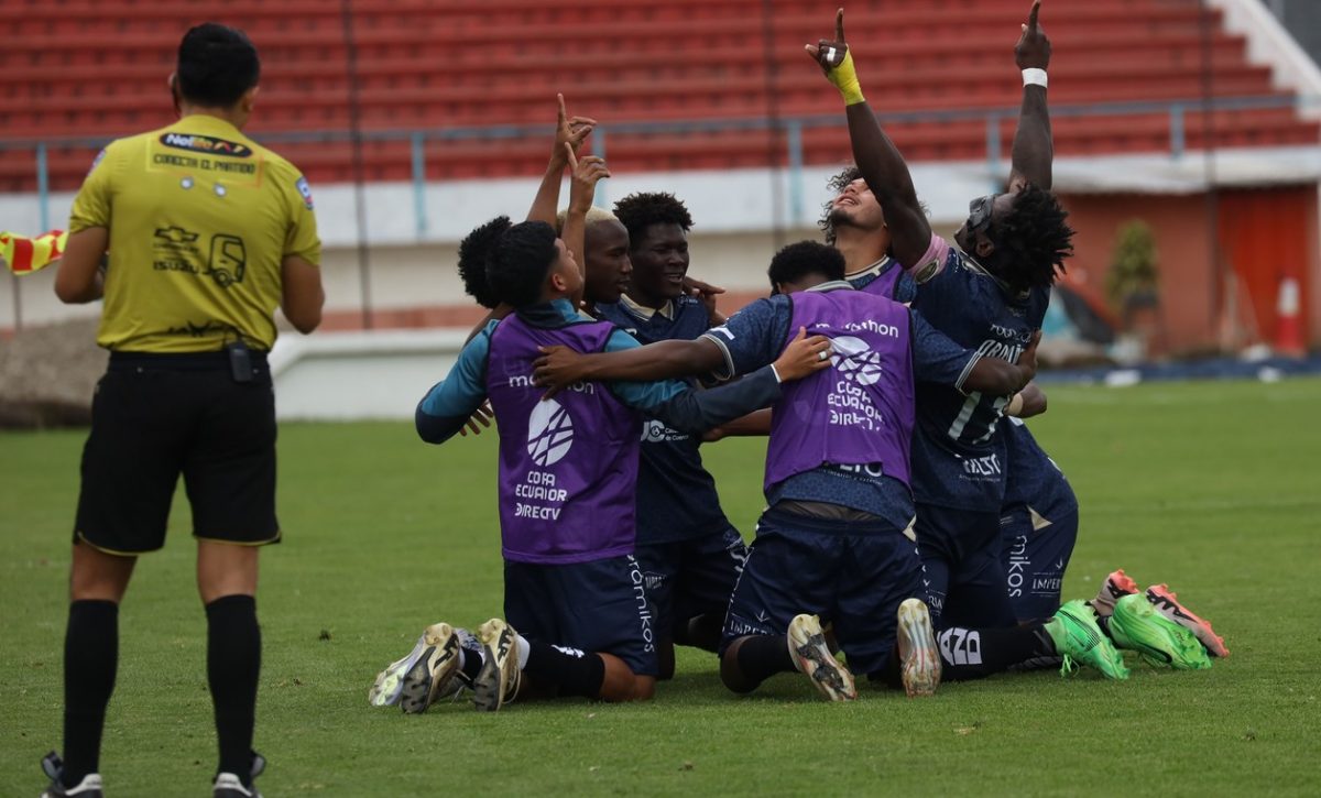 Cuenca Juniors avanza en penales y hace historia.