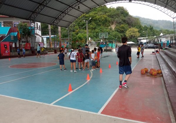 Proyecto deportivo de Fe y Alegría beneficia a 60 niños en Manabí