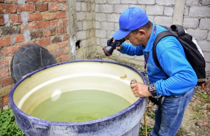 Freddy Macías, recomienda cubrir bien los reservorios de agua para evitar que los mosquitos dejen sus huevos y se reproduzcan.