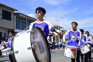 A pesar del fuerte sol, los estudiantes brindaron un espectáculo en el desfile que se realizó en Crucita.