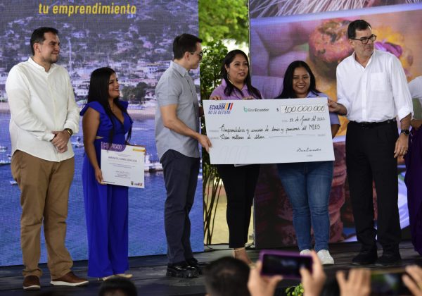 Daniel Noboa anuncia en Portoviejo ampliación de créditos para emprendedores del MIES