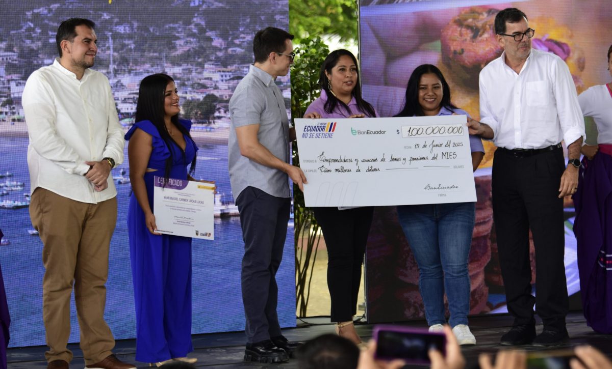 Daniel Noboa anuncia en Portoviejo ampliación de créditos para emprendedores del MIES