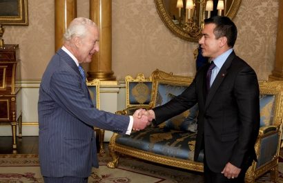 Daniel Noboa busca inversiones en Londres y se encuentra con el rey Carlos III