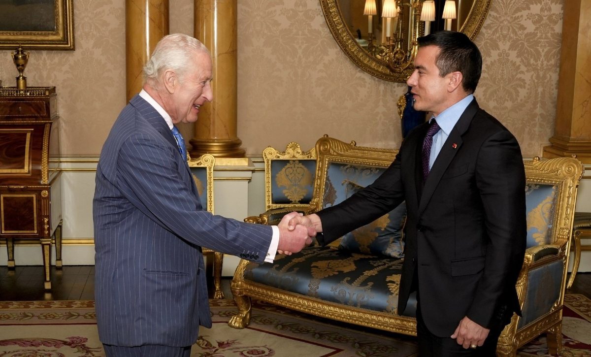 Daniel Noboa busca inversiones en Londres y se encuentra con el rey Carlos III