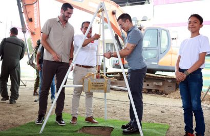 Daniel Noboa entregó la carretera E15 y colocó la primera piedra de la Plaza Memorial San Gregorio en Manabí