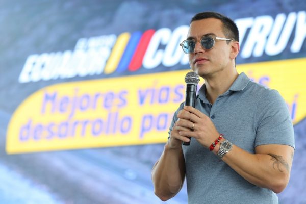 Daniel Noboa firma nuevos decretos para reformar la estructura de su gabinete ministerial dentro de su plan de optimización. (Presidencia)