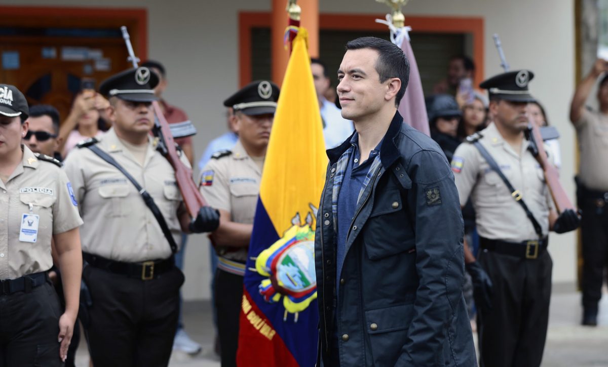 Daniel Noboa llega a Otavalo en medio del tercer día del paro nacional y fuerte resguardo militar