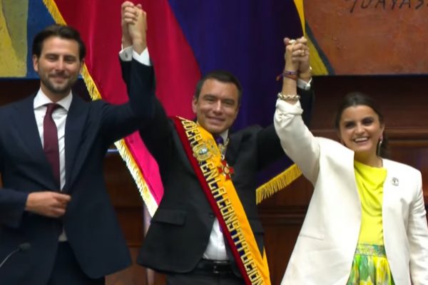 El presidente Daniel Noboa, junto a la vicepresidenta María José Pinto, y el presidente de la Asamblea, Niels Olsen.